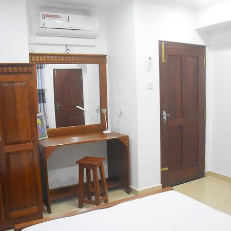 Rathna Gems Halt Hotel Ratnapura Buitenkant foto