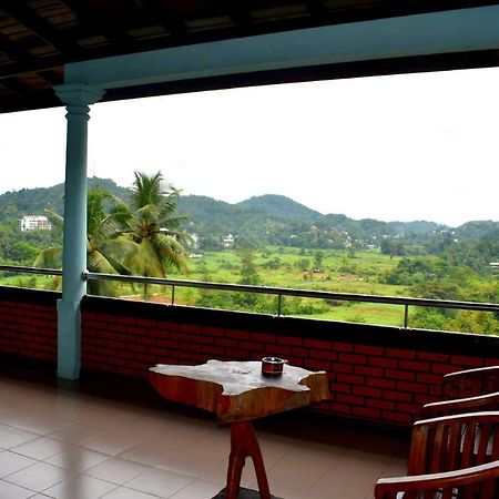 Rathna Gems Halt Hotel Ratnapura Buitenkant foto