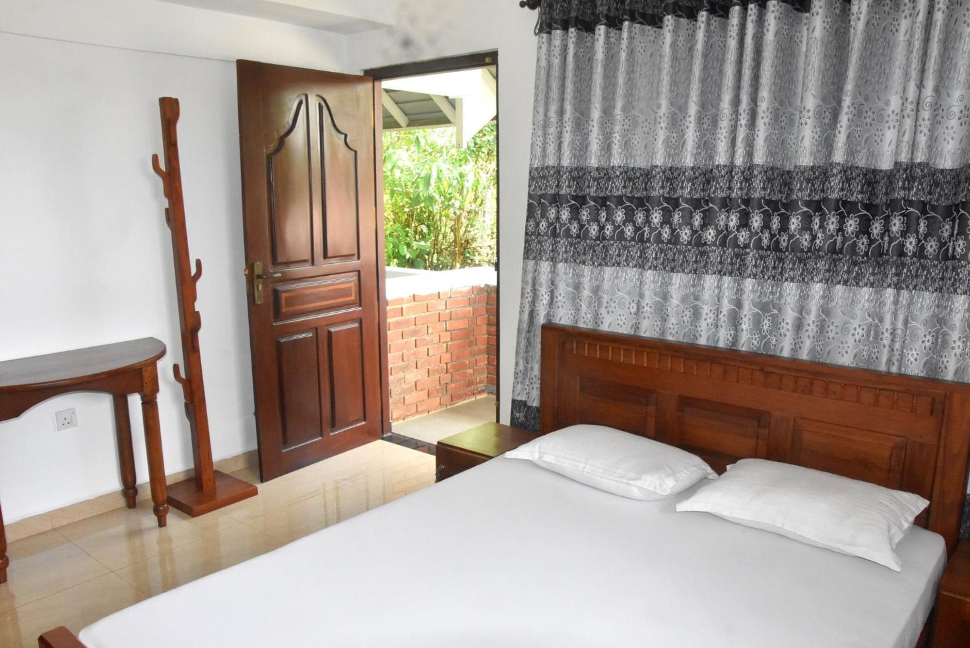 Rathna Gems Halt Hotel Ratnapura Buitenkant foto