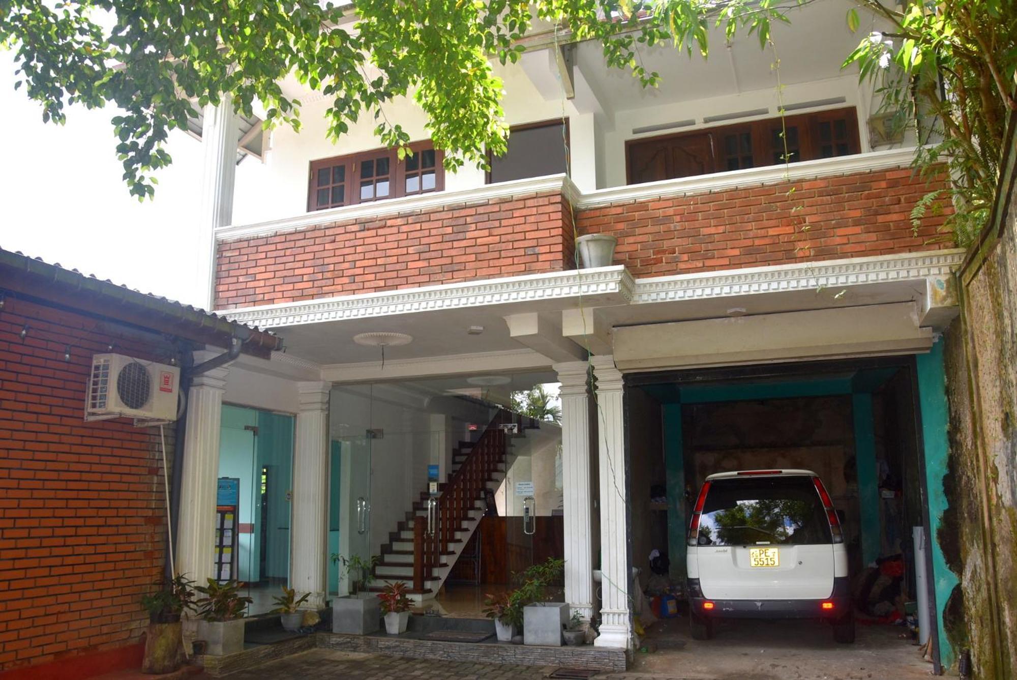 Rathna Gems Halt Hotel Ratnapura Buitenkant foto