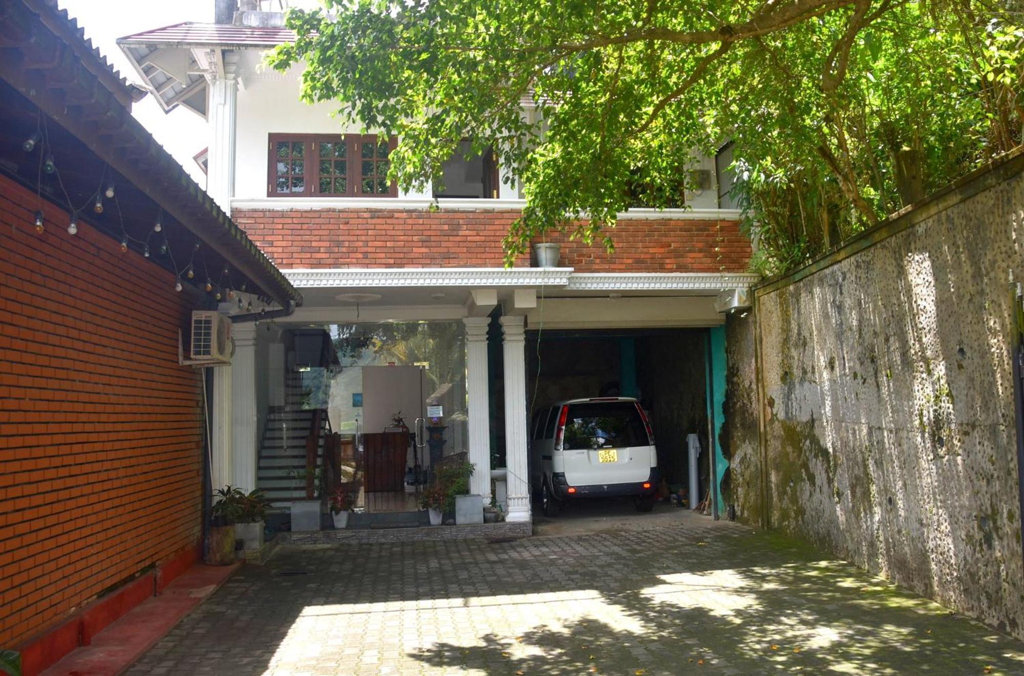Rathna Gems Halt Hotel Ratnapura Buitenkant foto