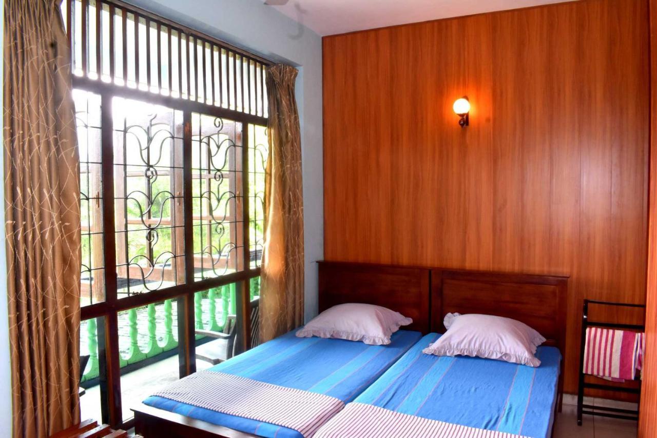 Rathna Gems Halt Hotel Ratnapura Buitenkant foto