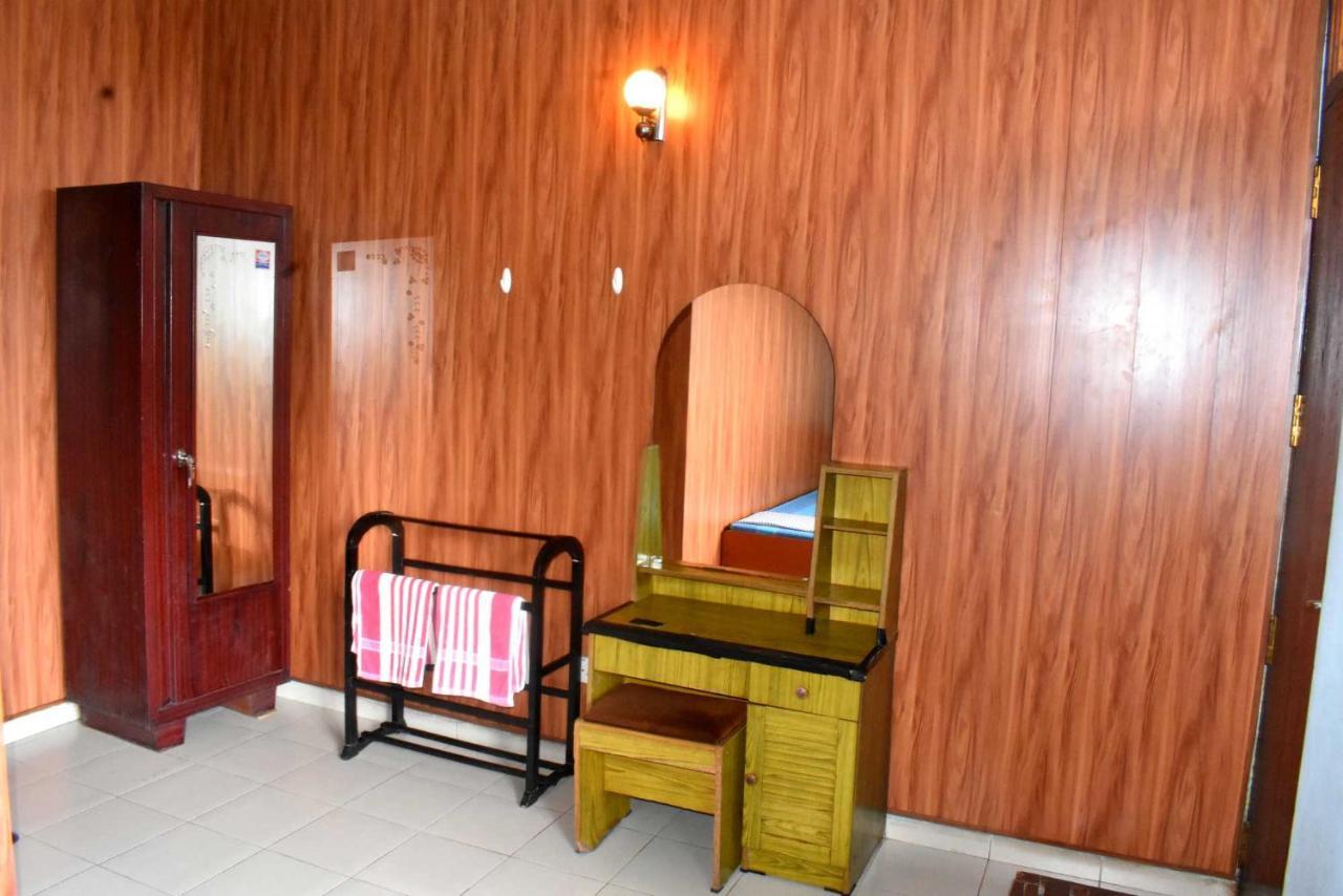 Rathna Gems Halt Hotel Ratnapura Buitenkant foto