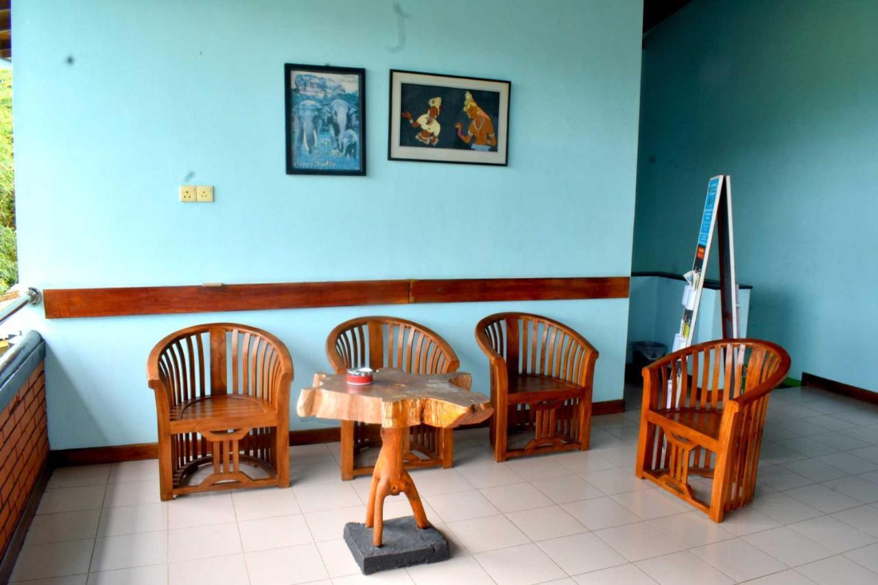 Rathna Gems Halt Hotel Ratnapura Buitenkant foto