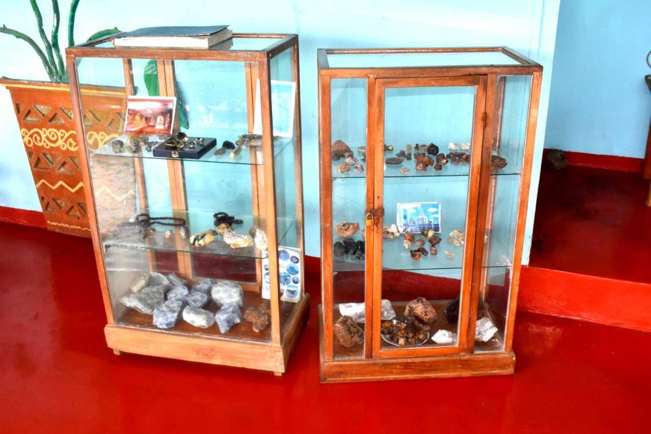 Rathna Gems Halt Hotel Ratnapura Buitenkant foto