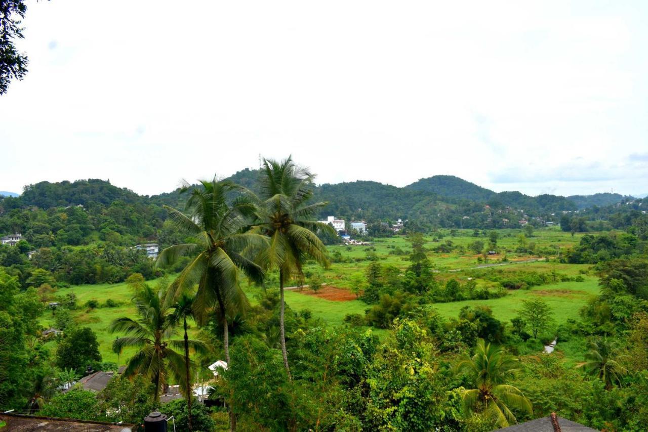 Rathna Gems Halt Hotel Ratnapura Buitenkant foto